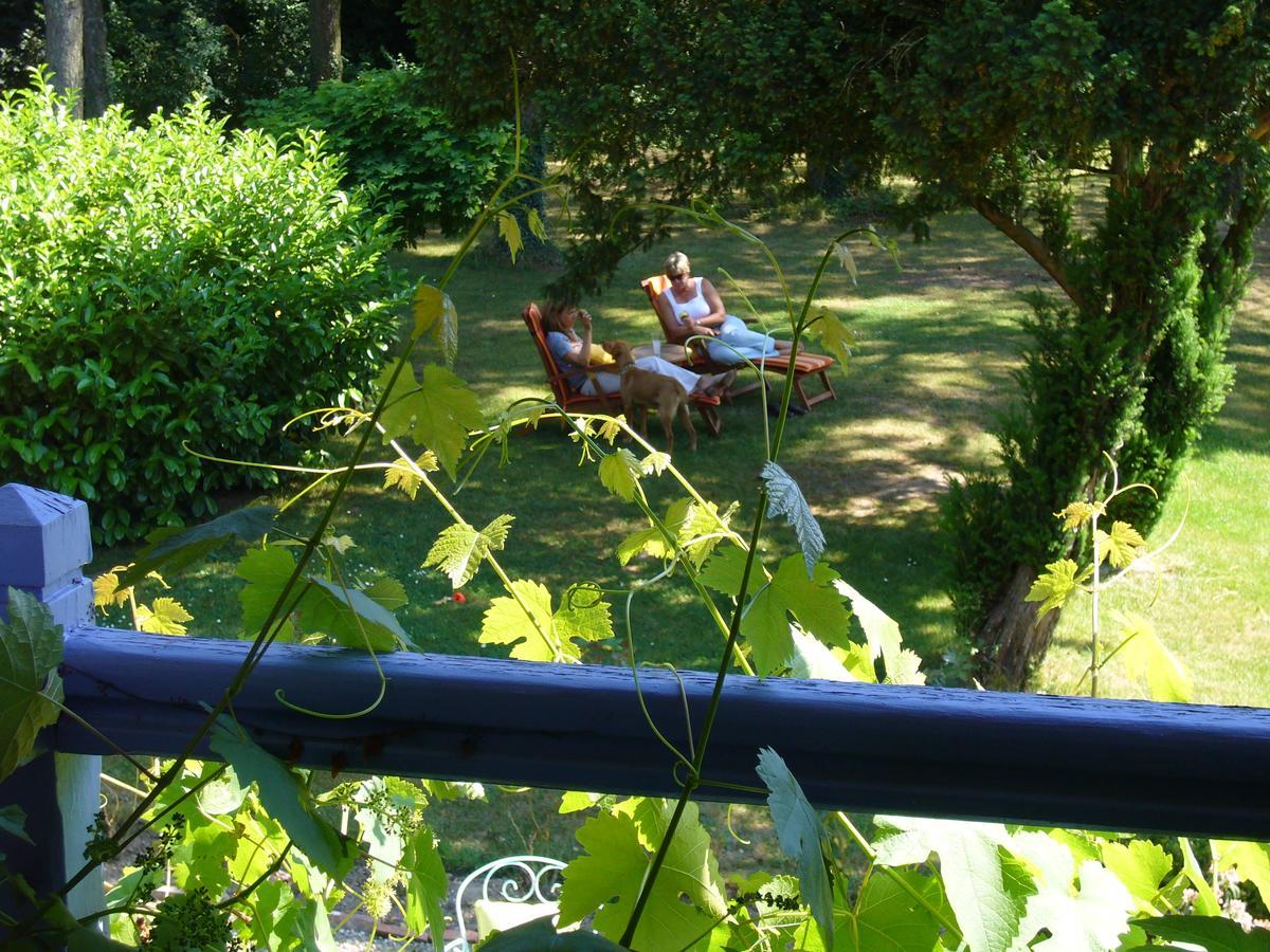 Bed and Breakfast Le Canard Au Parapluie Rouge Célon Exterior foto